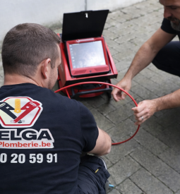 Plombiers au travail près d'un bâtiment