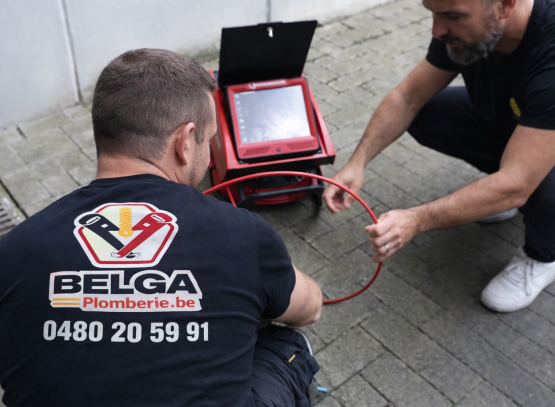 Plombiers au travail près d'un bâtiment